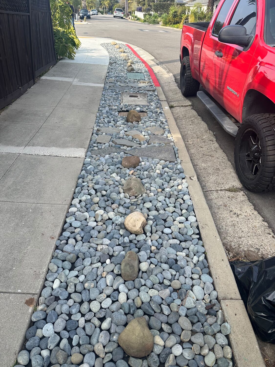 Piedra de río y jardineras